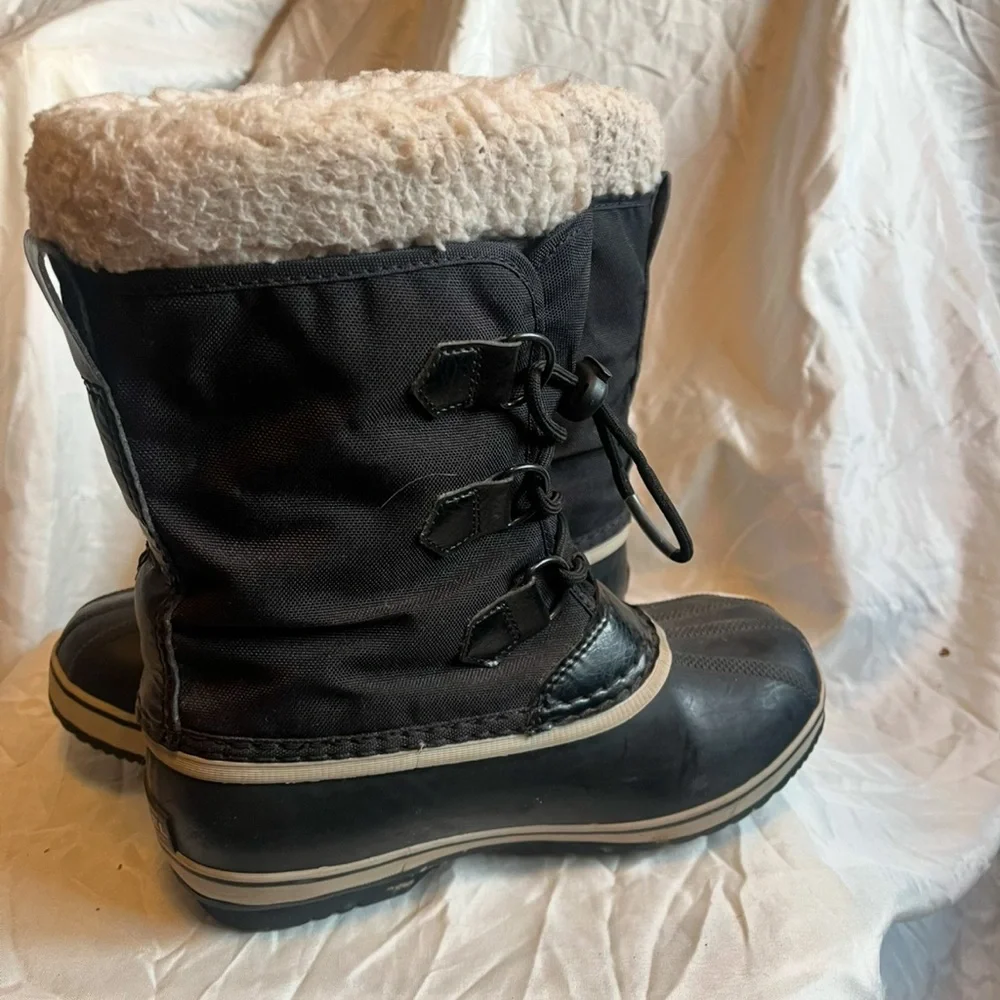 COPY - SORELS kids EUC. Removable inner insulated liners. Size 3 (US), 34 (EU)